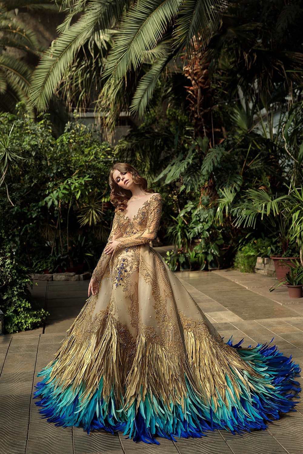 孔雀服是俄罗斯服装设计师亲手设计的,每羽毛都是纯手工缝制,高贵华丽