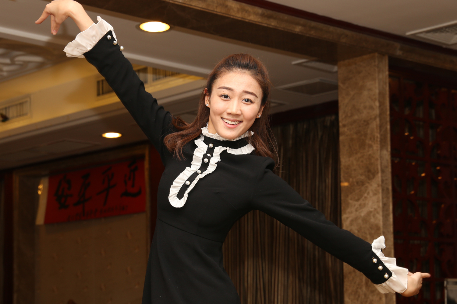 照片说明:加油新时代,启航君安康,优秀青年舞蹈演员田爽在表演.