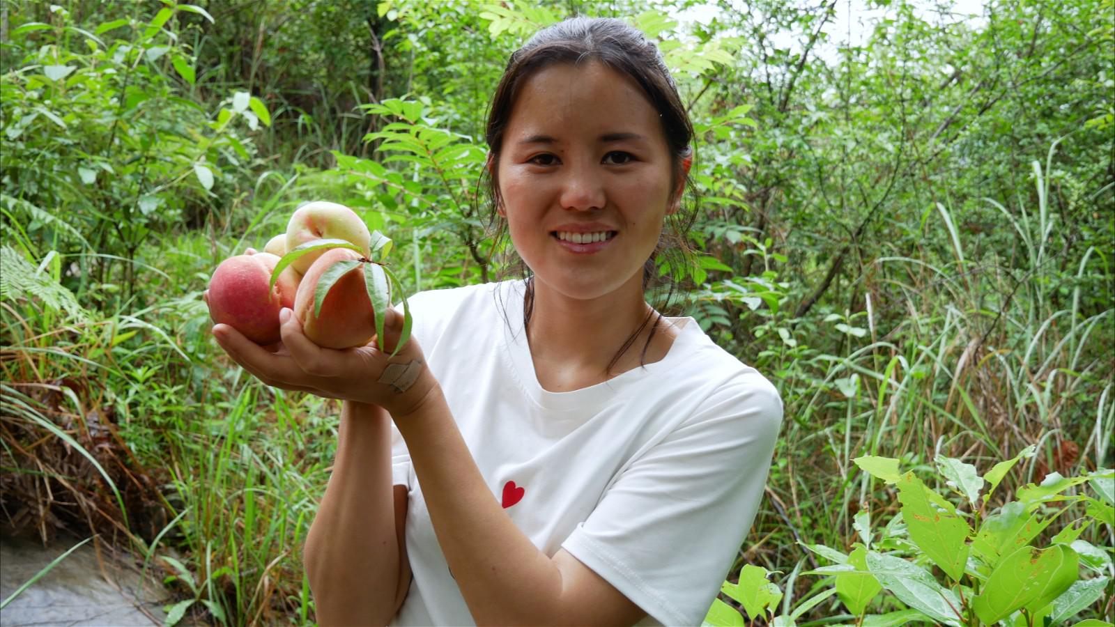 农村美女去山上摘桃子,又大又甜,站地上就能摘,太诱人了