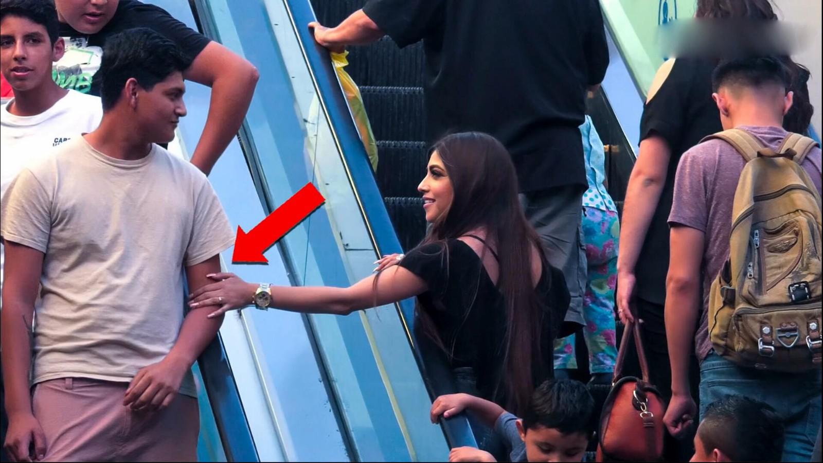 妹子电梯上摸陌生人的手恶作剧,小伙子瞬间不淡定了