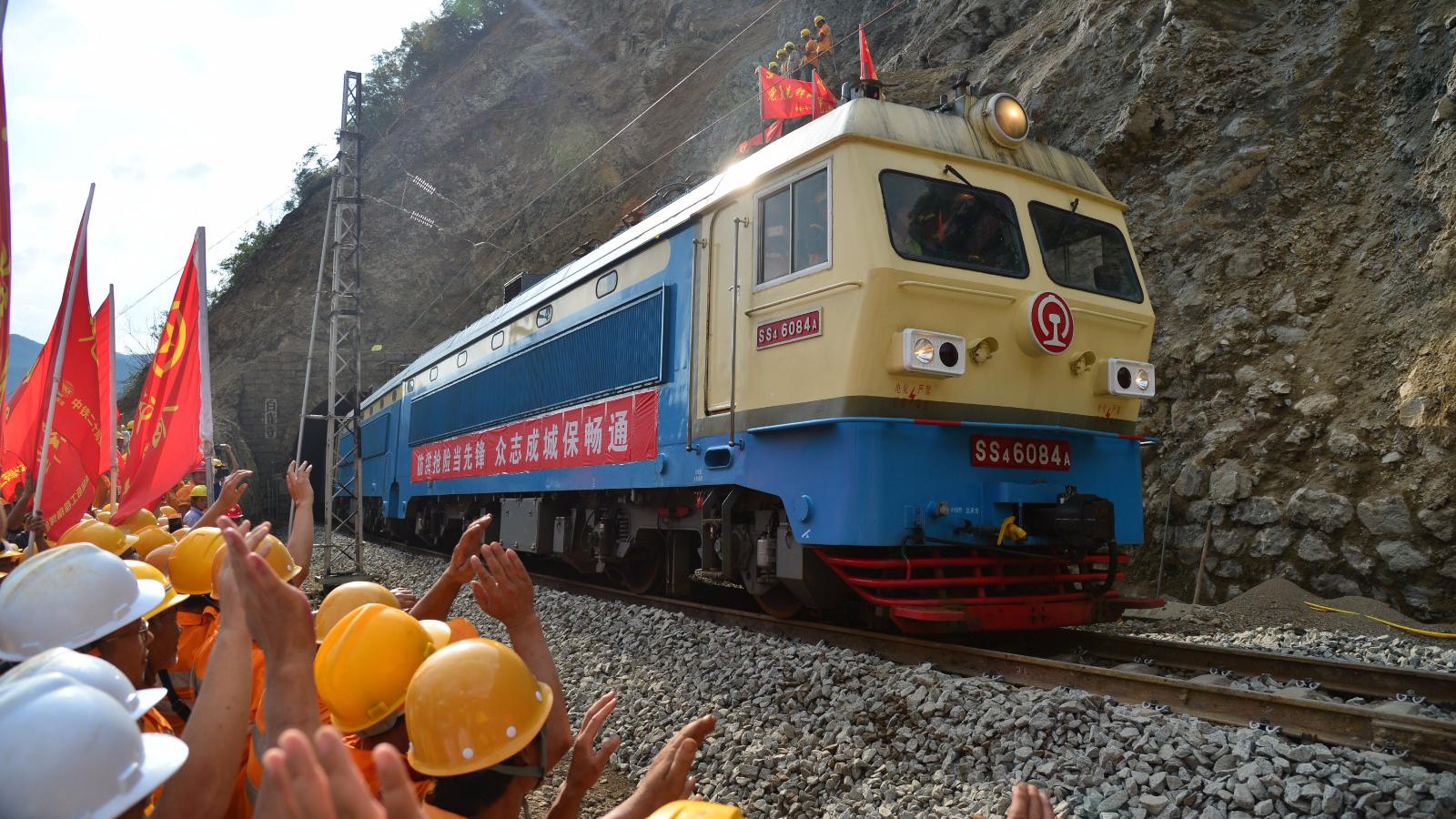 火车鸣笛那一刻,现场多人激动流泪,16个日夜鏖战终于抢通宝成线