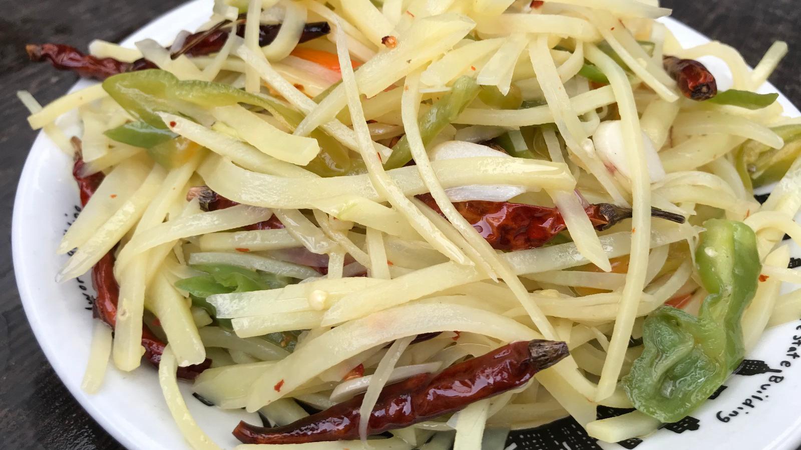 酸辣土豆丝,做法简单,酸酸辣辣开胃下饭,隔壁小孩都馋哭了