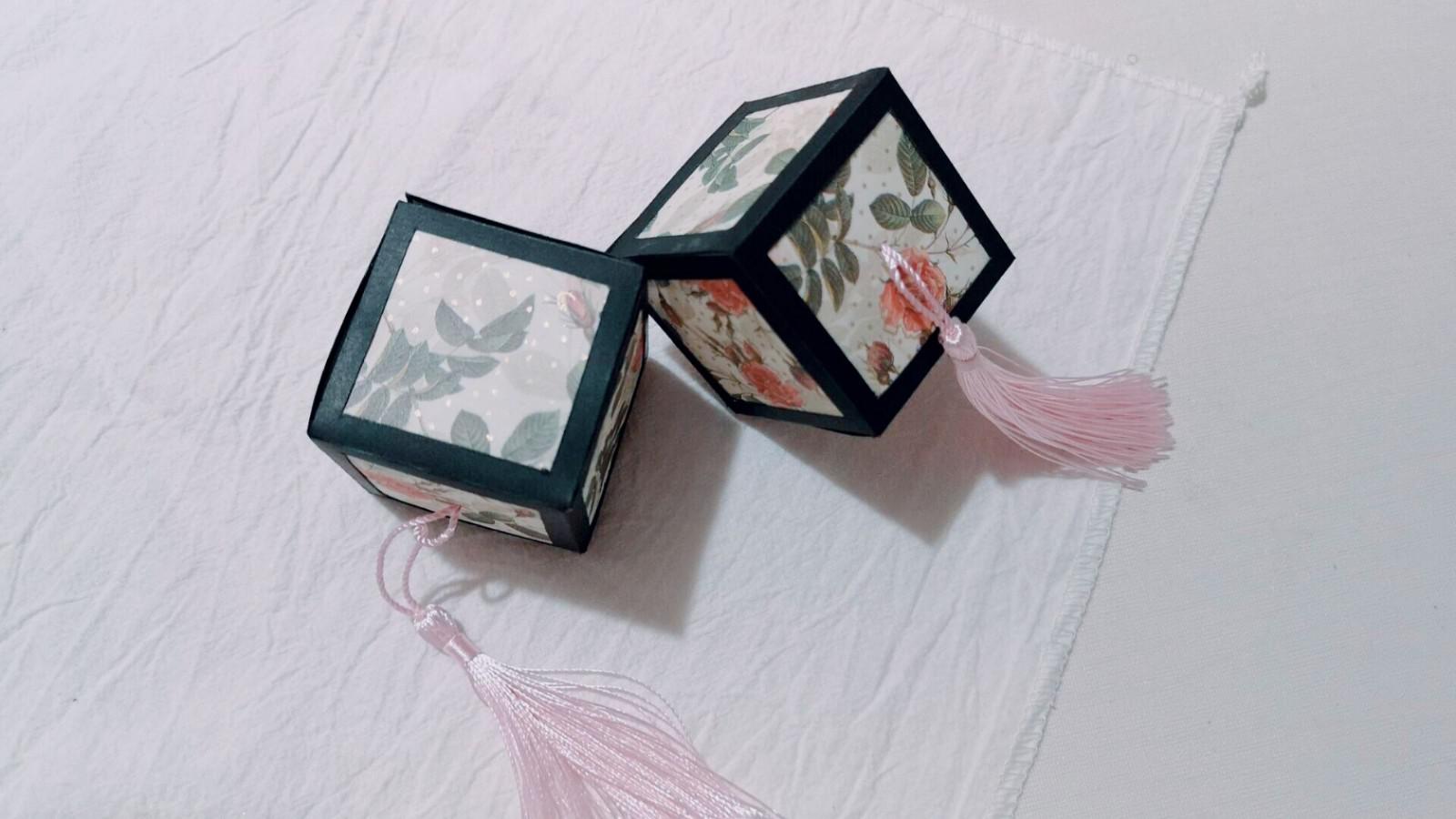 中秋节用纸做个方形灯笼,小巧玲珑很精致,挂在屋里还可以当装饰