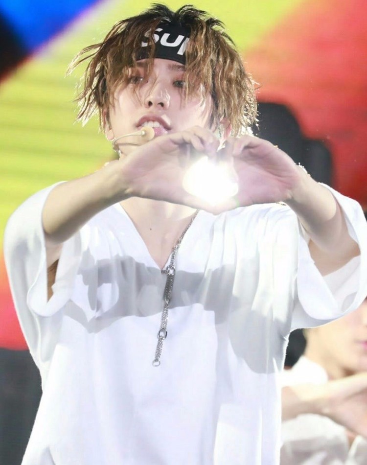 蔡徐坤花式比心合集,最后一个比心厉害了!坤坤:收到了吗?