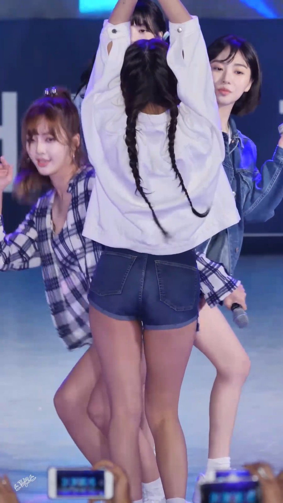 饭拍金雪炫美女,在庆典上热情歌舞《bingle bangle》