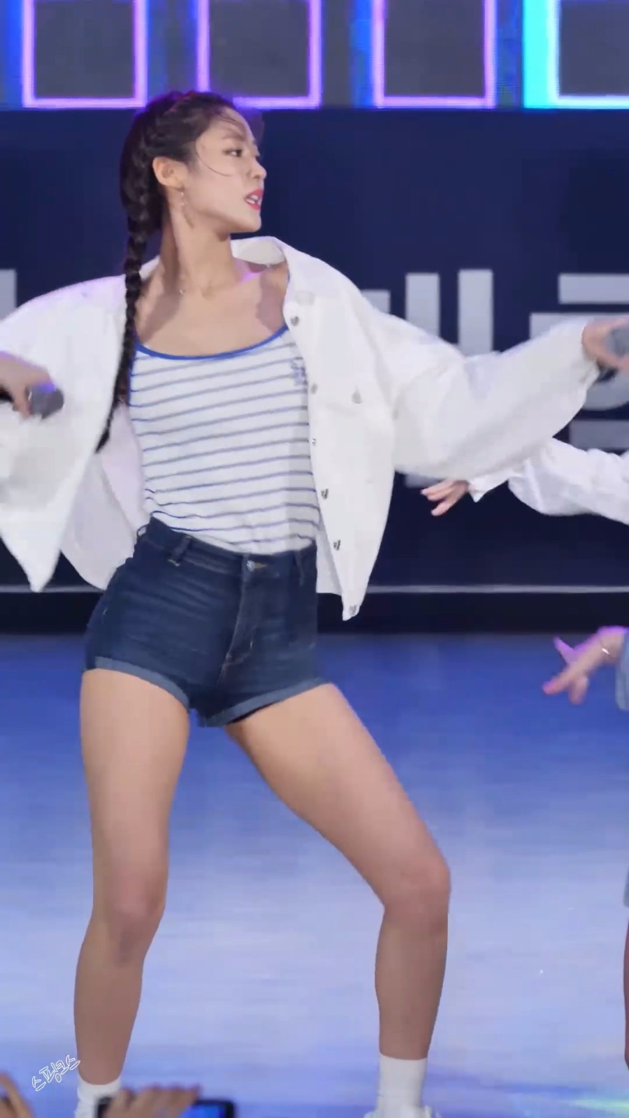 饭拍金雪炫美女,在庆典上热情歌舞《bingle bangle》