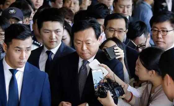 甚至张紫妍还被乐天集团的创始人父子共享.