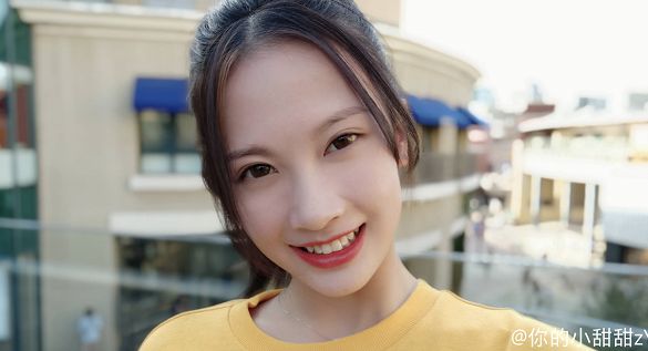 前不久小甜甜成功迈出了从网红转型为明星的第一步,小米大老板雷军