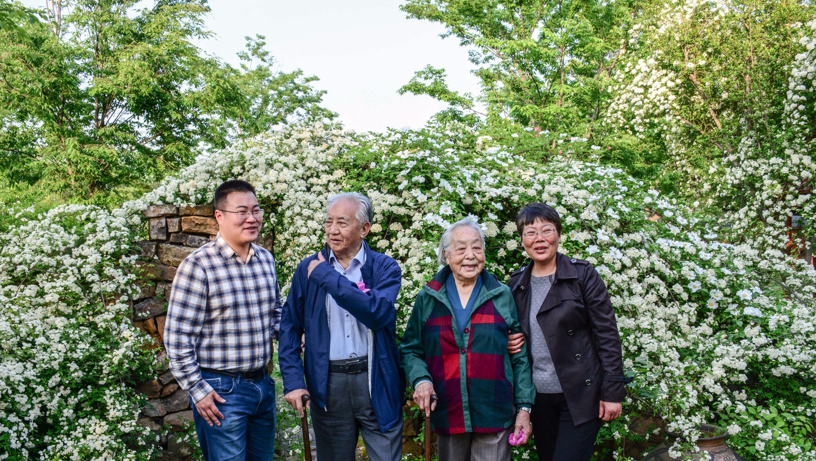 前中宣部部长王忍之参观鹅湖玫瑰园