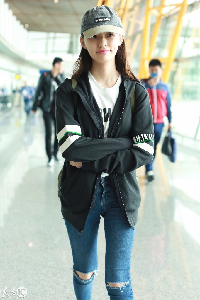 林允戴棒球帽穿卫衣搭配破洞牛仔裤现身机场,素颜出镜也很漂亮!