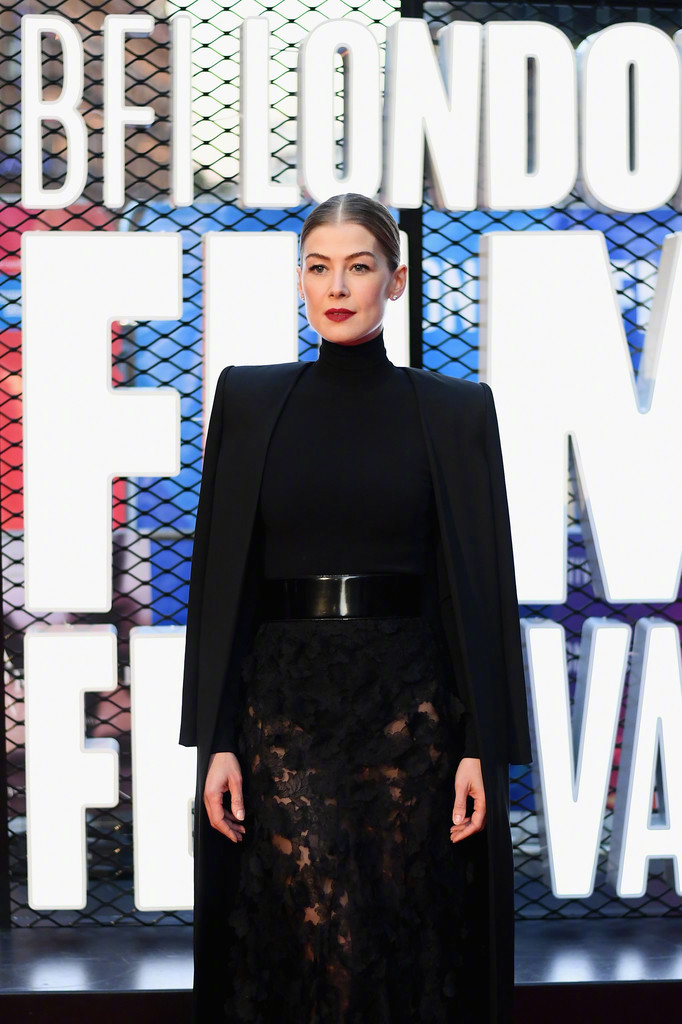 首映式上的詹米·多南(jamie dornan)和妻子amelia warner,演员裴淳华