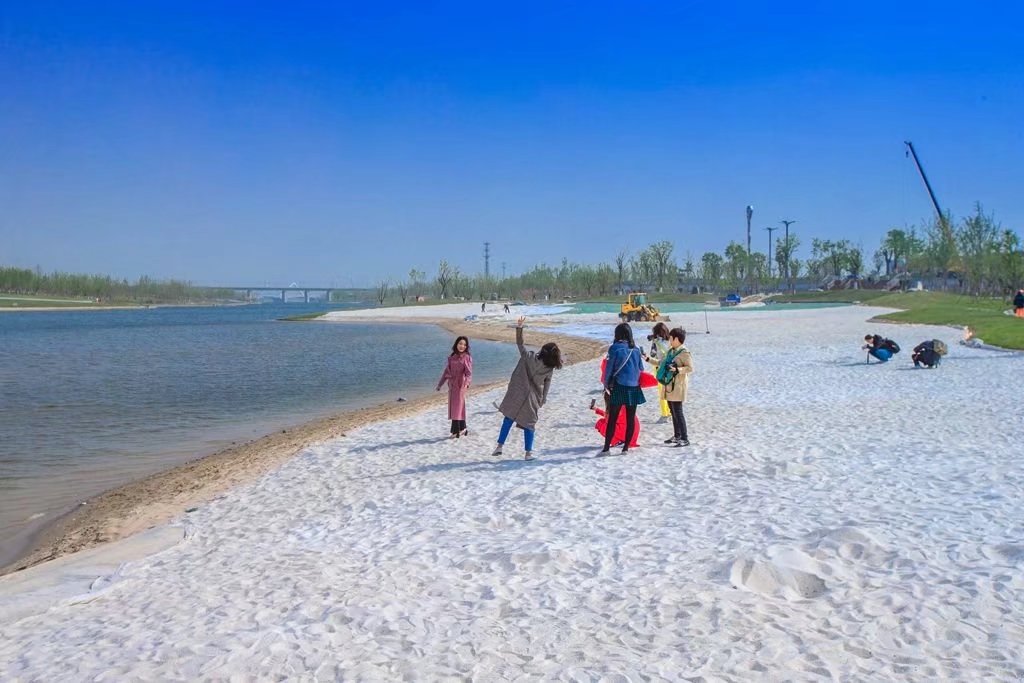 在沣河金湾,大v们就被眼前的景色震撼了:宽阔的水面上水光潋滟