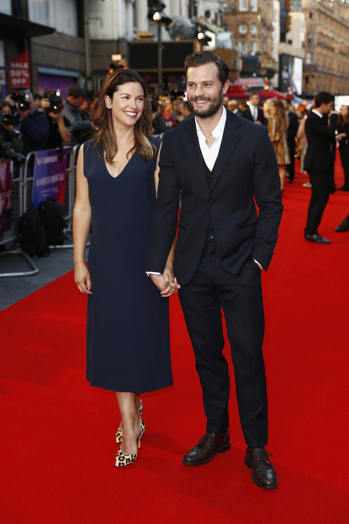 电影《私人战争》首映式上的詹米·多南(jamie dornan)和妻子amelia