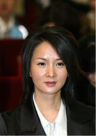 有幸与著名演员张国荣合作出演电影《夜半歌声》,在其中饰演朱丽