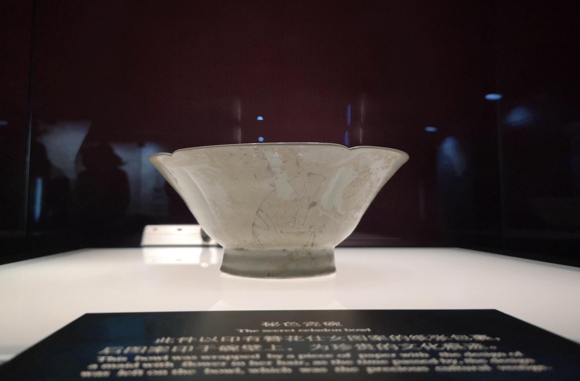 陕西法门寺地宫 失传千年的“秘色瓷”重现人间 精湛工艺让人惊叹|法门寺地宫|秘色瓷|瓷器_新浪新闻