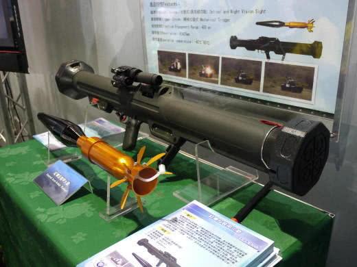 台红隼反坦克火箭筒威力不足射程近,草莓兵扛着敢对抗99坦克?