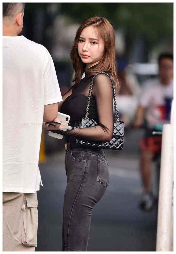 宽臀紧身牛仔美女姐姐身姿丰润饱满身材高挑