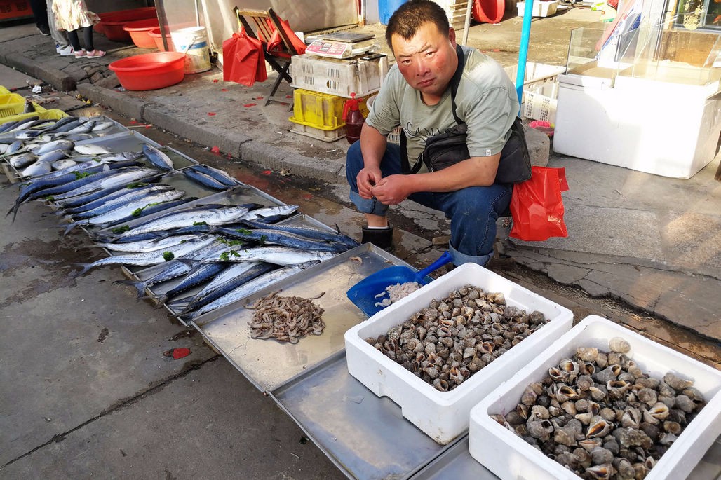 老三样活海鲜占领市场皮皮虾死去后三折出售无人问津摊贩巨亏