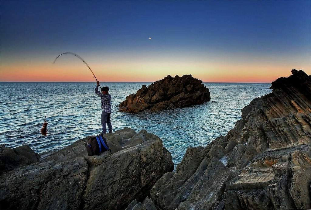 海边矶钓,遇到大风浪应该如何应对?