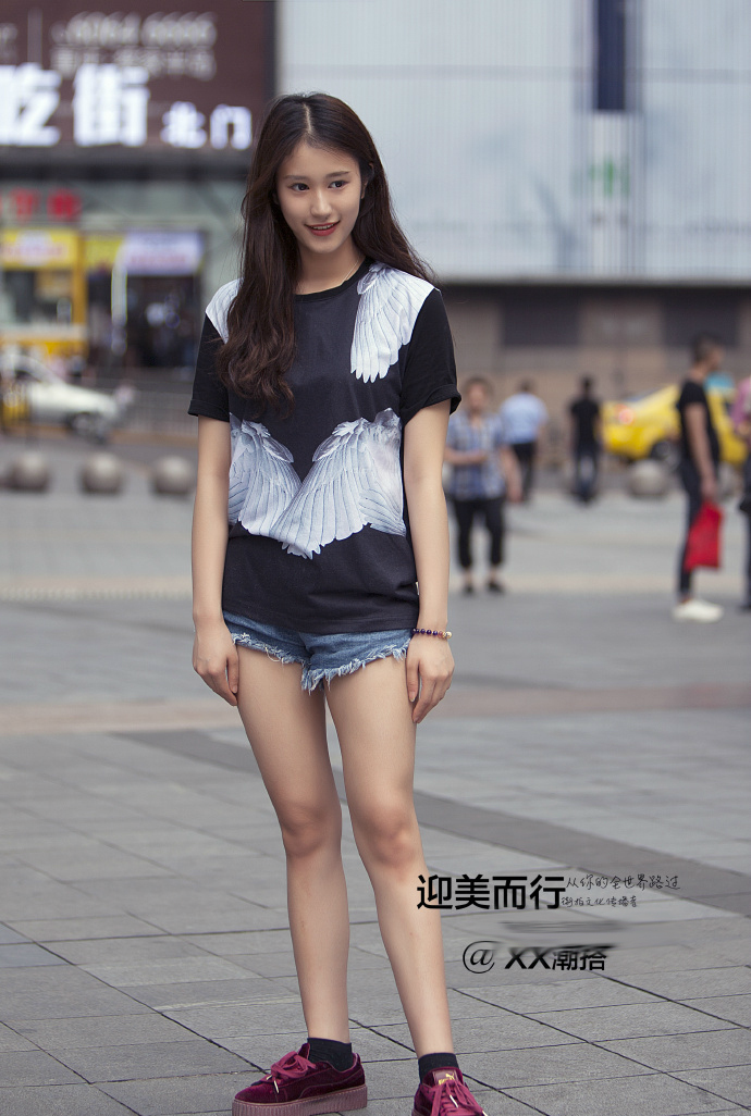 街拍重庆夏日休闲的穿衣风格才是比较时尚潮流的搭配