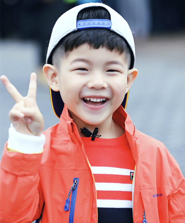 当年他帅不过小亮仔萌不过安吉才2年时间竟完全逆袭