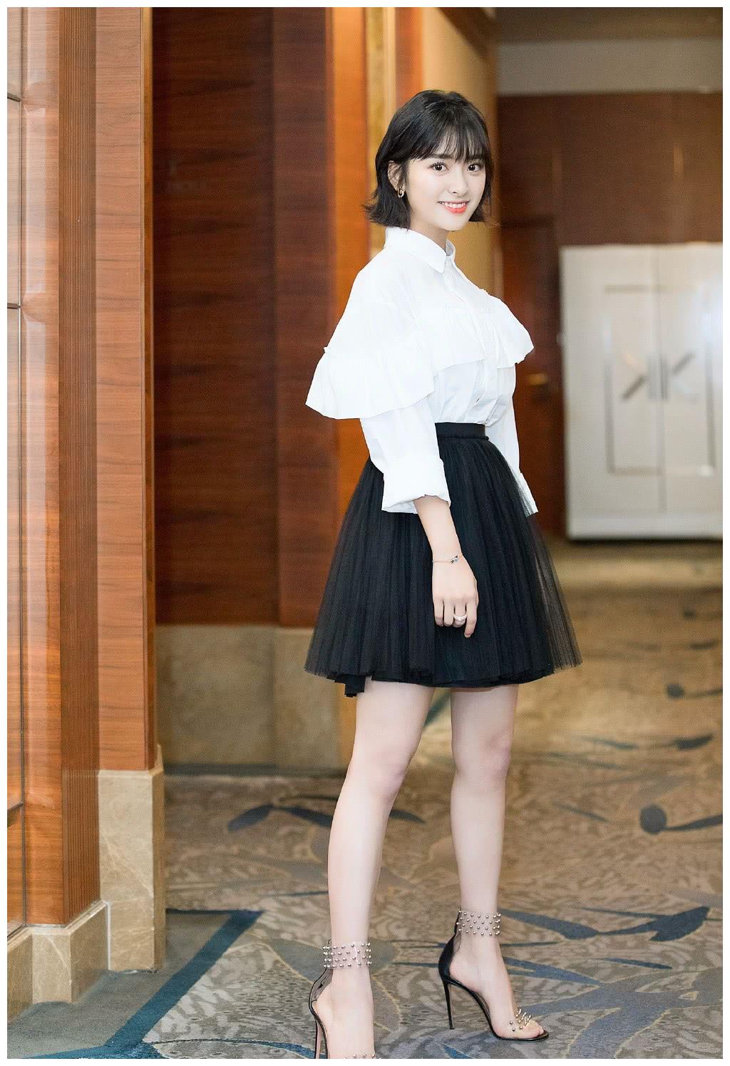 沈月的腿竟然瘦了,白色的波点短裙秀美腿,却被荷叶边设计毁了!