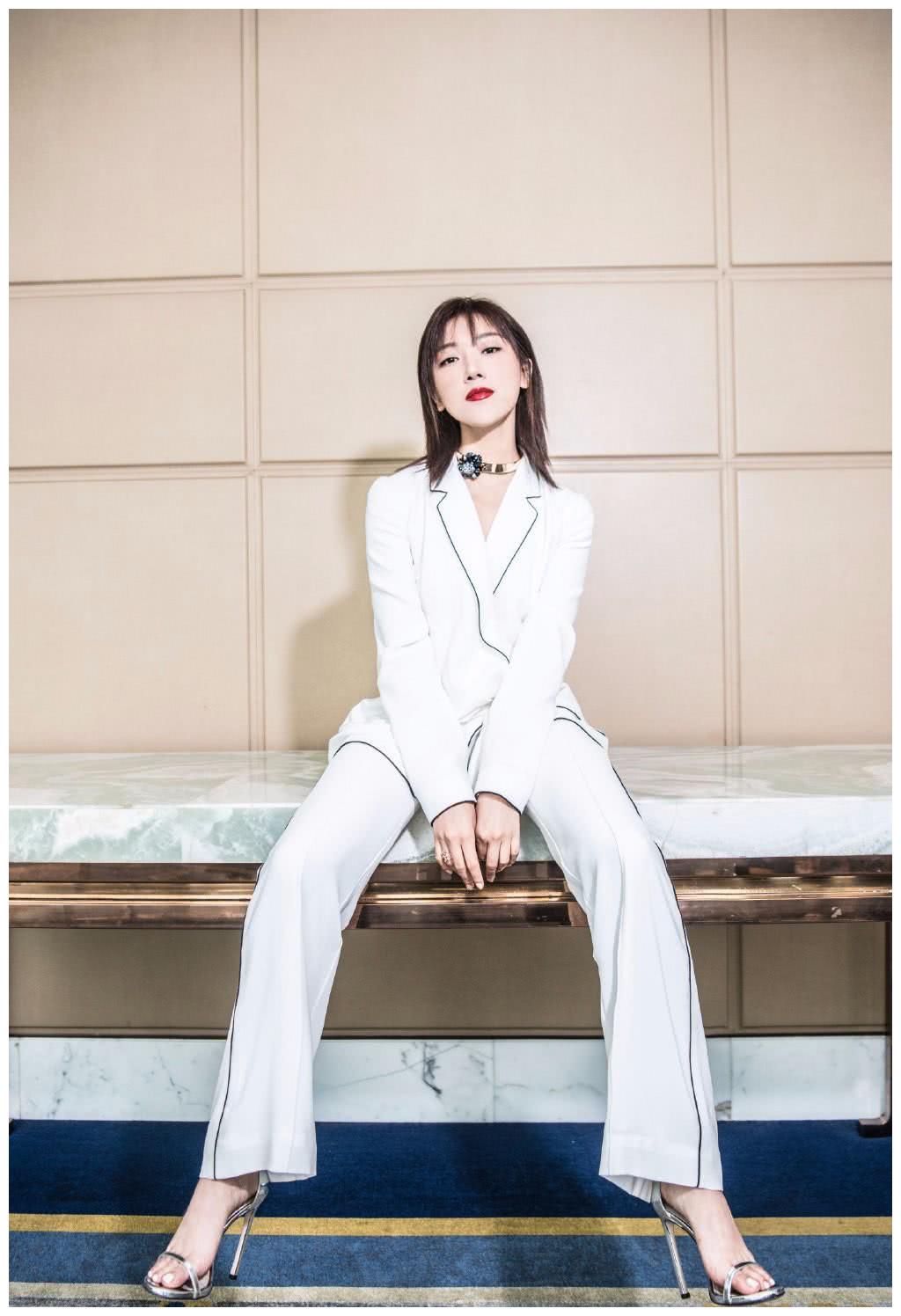 菅纫姿大秀长腿上衣唯一的扣子竟在小腹弯腰都要捂着胸口