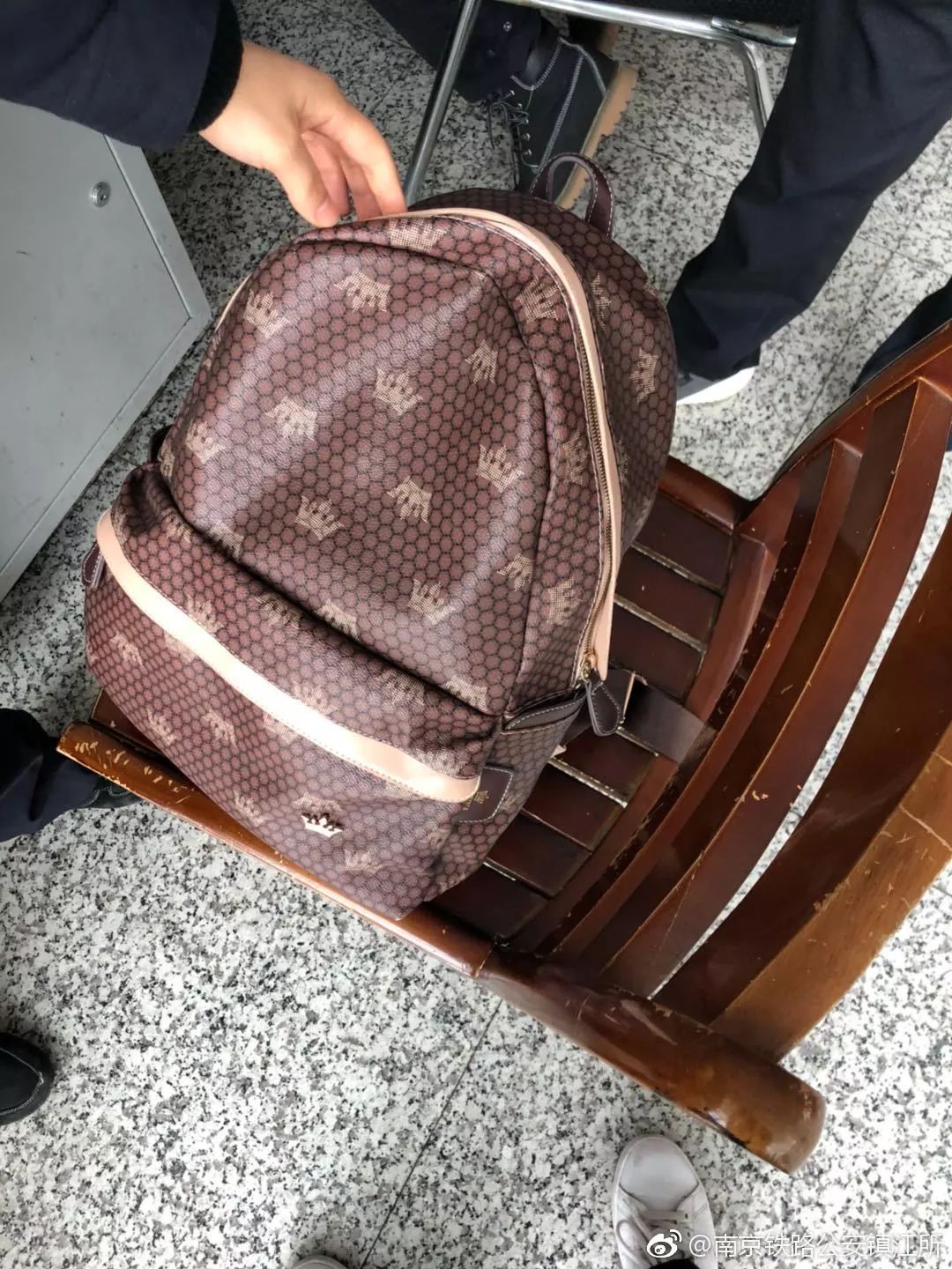 镇江南站,一包内二十万现金刚过安检,主人已经准备进站了!