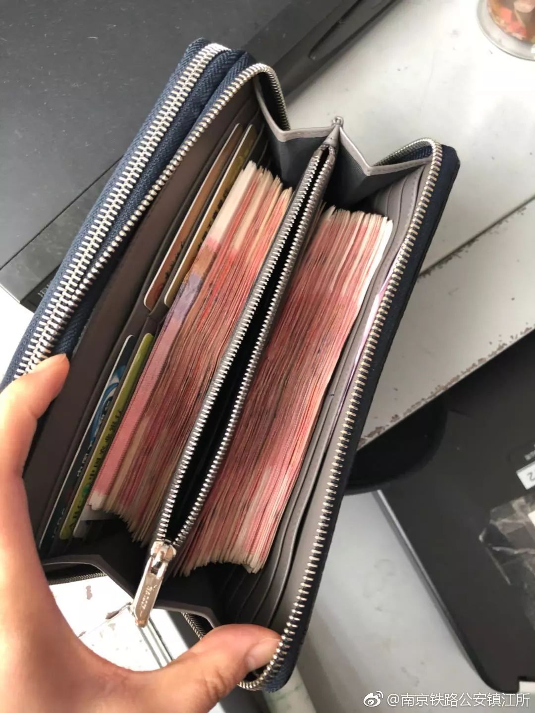 镇江南站,一包内二十万现金刚过安检,主人已经准备进站了!