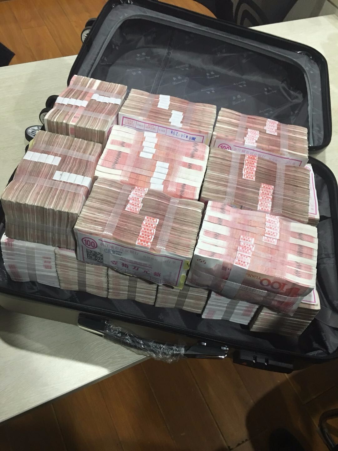 小情侣闹别扭女生嫌200万分手费太少