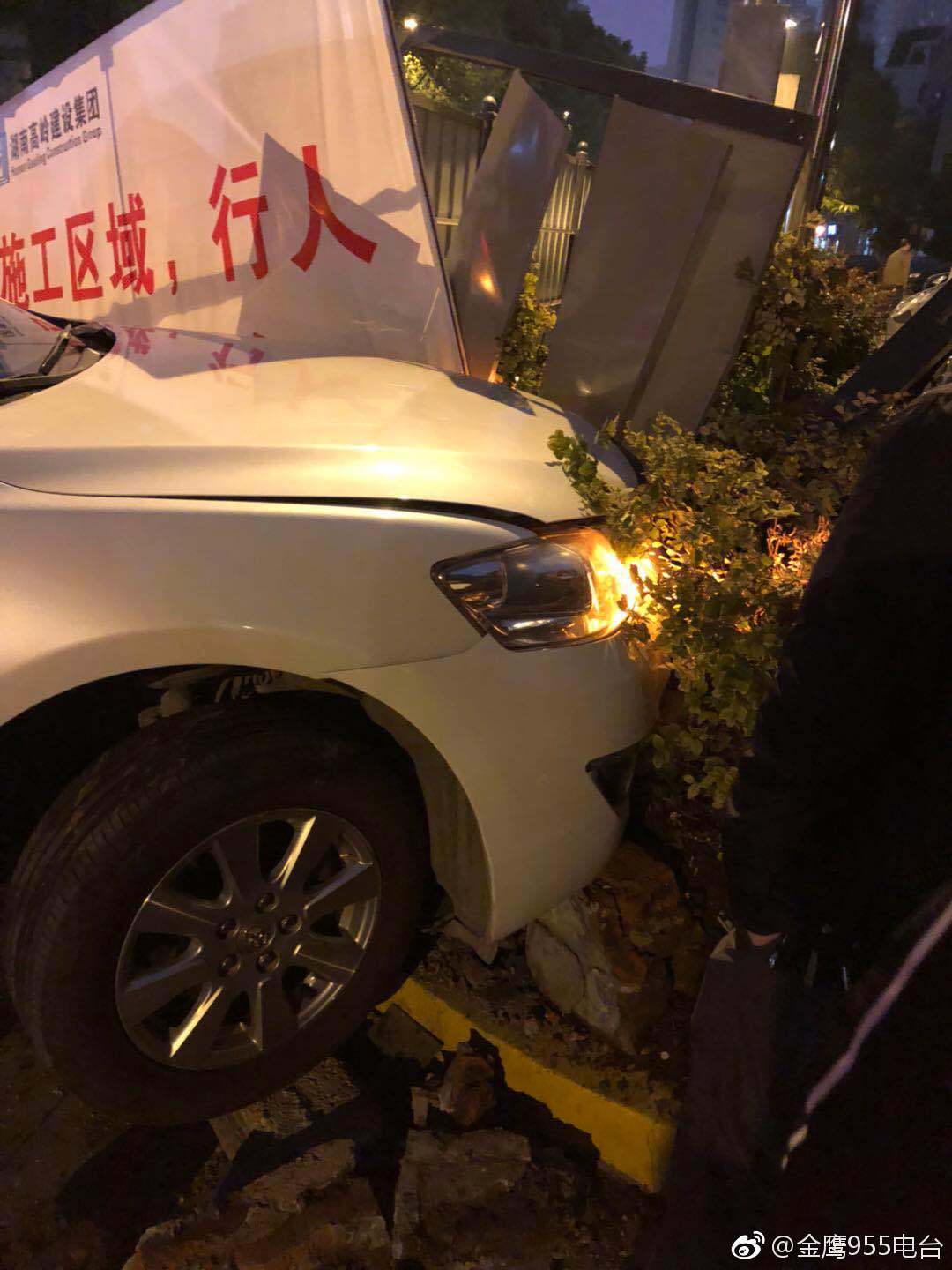 白沙路白沙古井路段,一部辆牌照为湘ad5z27的小车发生了事故