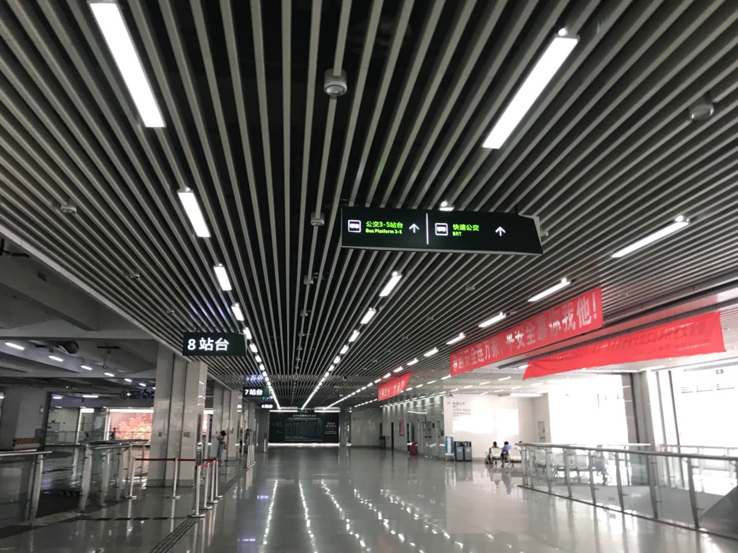 成都这座车站不一般,停靠在6楼的2路汽车你见过吗?