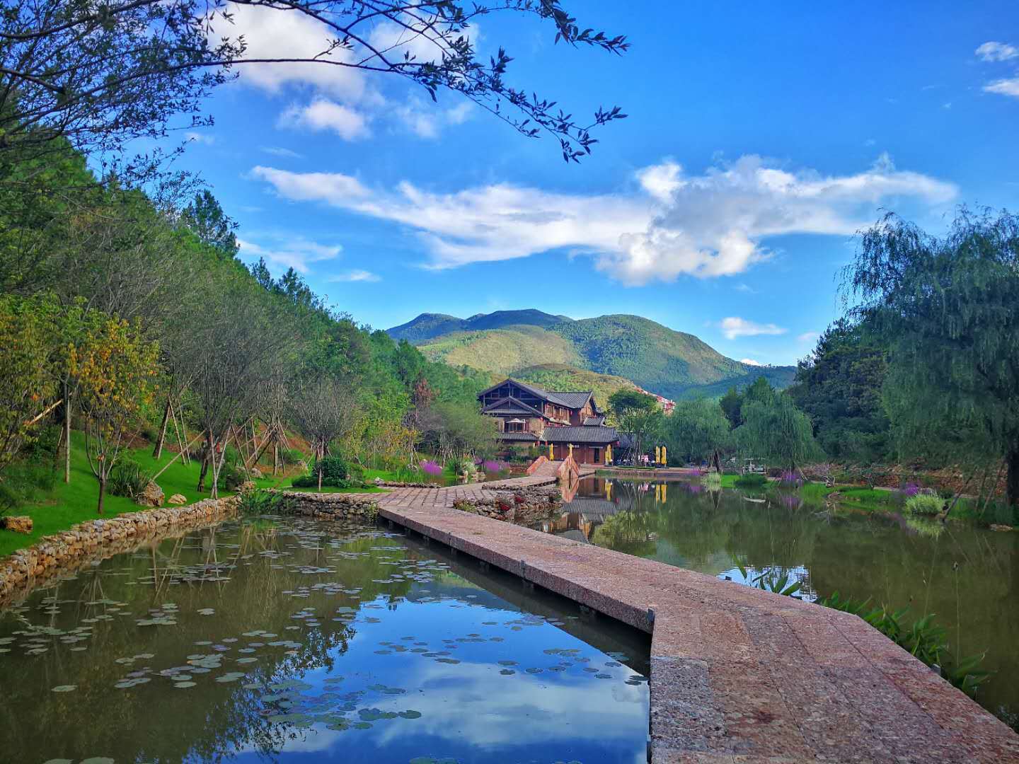 东巴秘境开业丽江打造康养旅游新模式