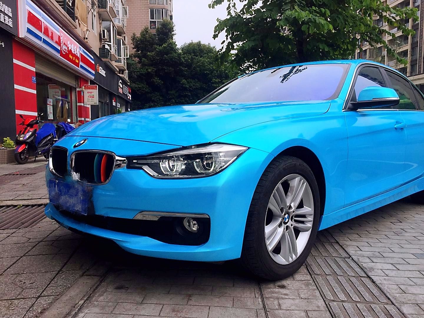 而珊瑚蓝的颜色接见与蓝宝石,看起来更是通透亮丽,据说这种蓝色在西方