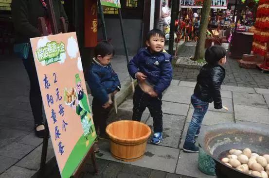 吸引了众多游客围观,还有美女游客主动参与挑战吃童子尿蛋活动