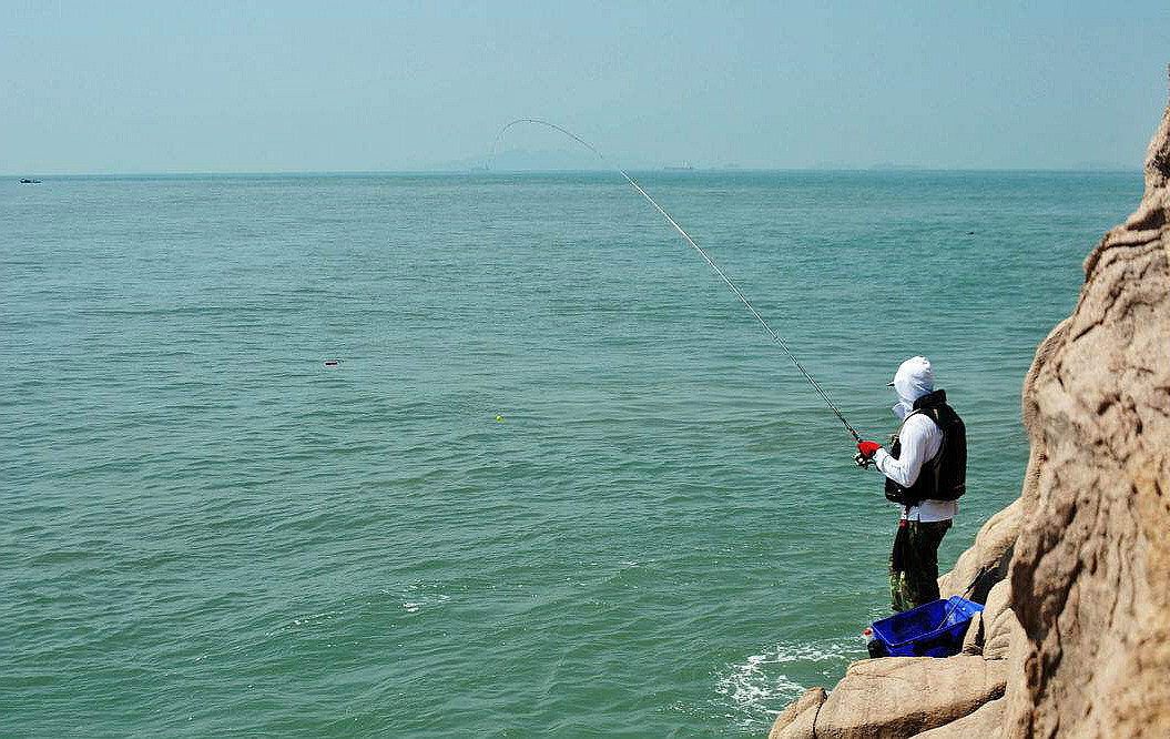 海边矶钓,遇到大风浪应该如何应对?