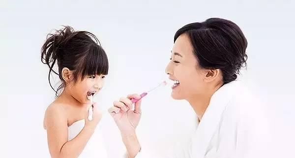 牙医4个妙招让宝宝爱上刷牙!第一个居然这么简单,我咋没想到?