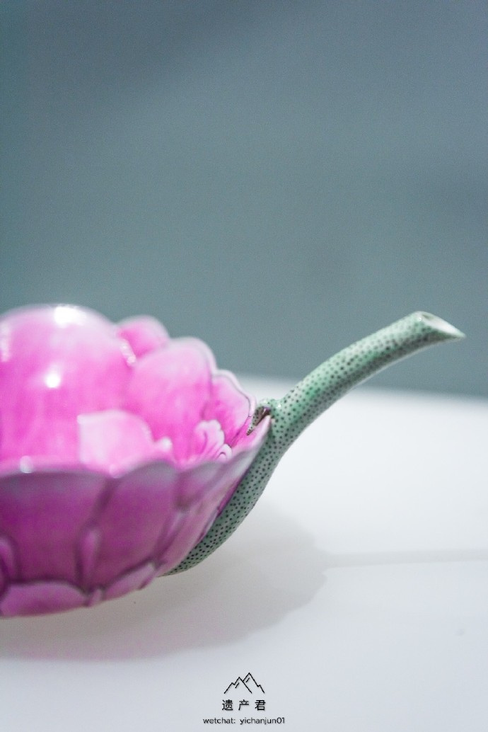 荷叶罗裙一色裁,芙蓉向脸两边开.清代粉彩荷花吸杯