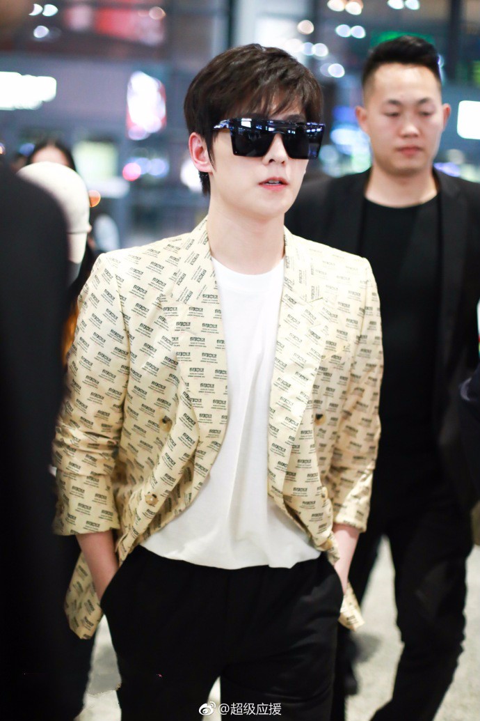 杨洋穿西装搭配休闲裤现身机场又酷又帅,双手插兜走路气场强大!