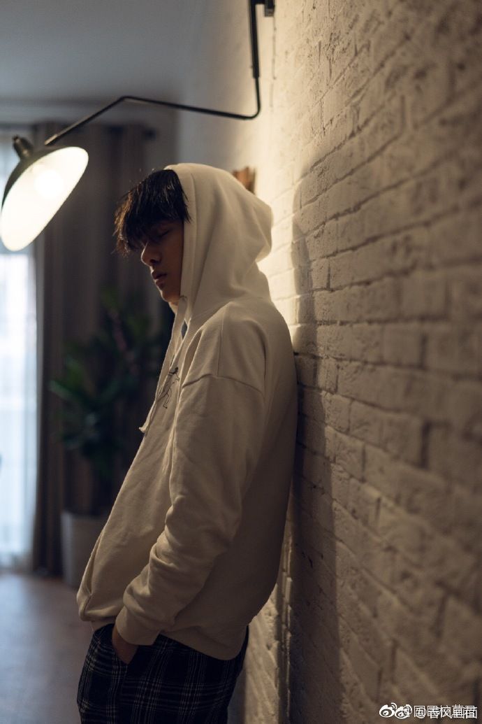 来自中戏的小哥哥 ,身上有一种少年的忧郁气息