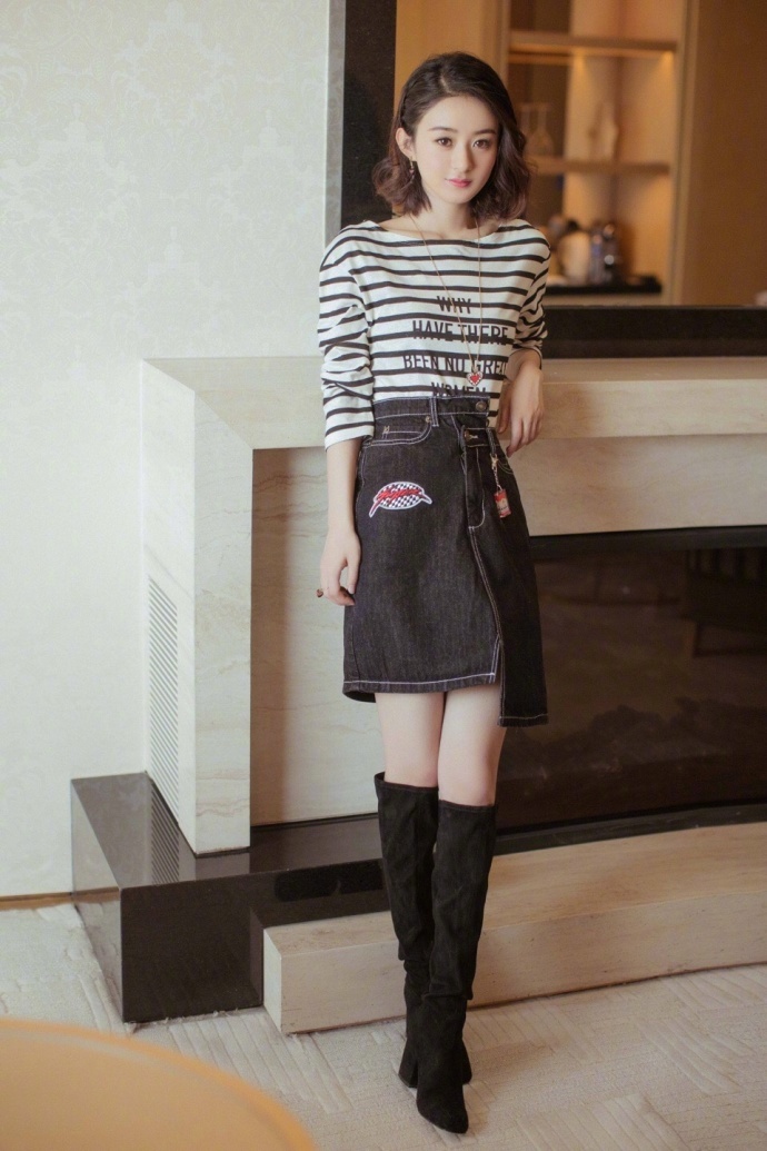 赵丽颖俏皮卷发 搭配条纹衫牛仔裙,过膝靴拉长下身比例_新浪看点