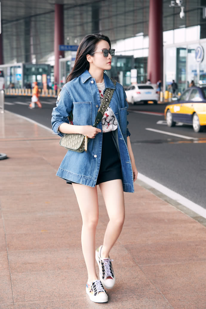 张雪迎白t配短裙无修图的镜头下暴露了真实腿型网友不敢看