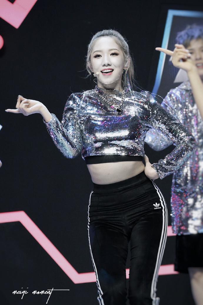 孟美岐心真大穿露脐装配紧身裤在台上热舞停下来的瞬间尴尬了