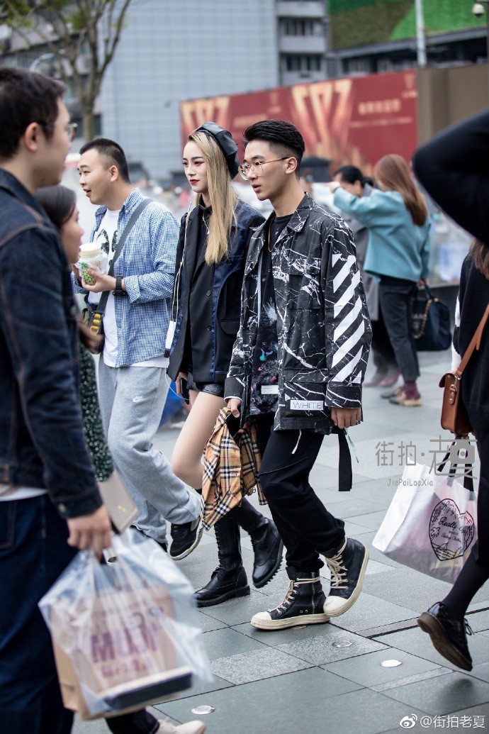 街拍:小姐姐的身材严重不协调啊