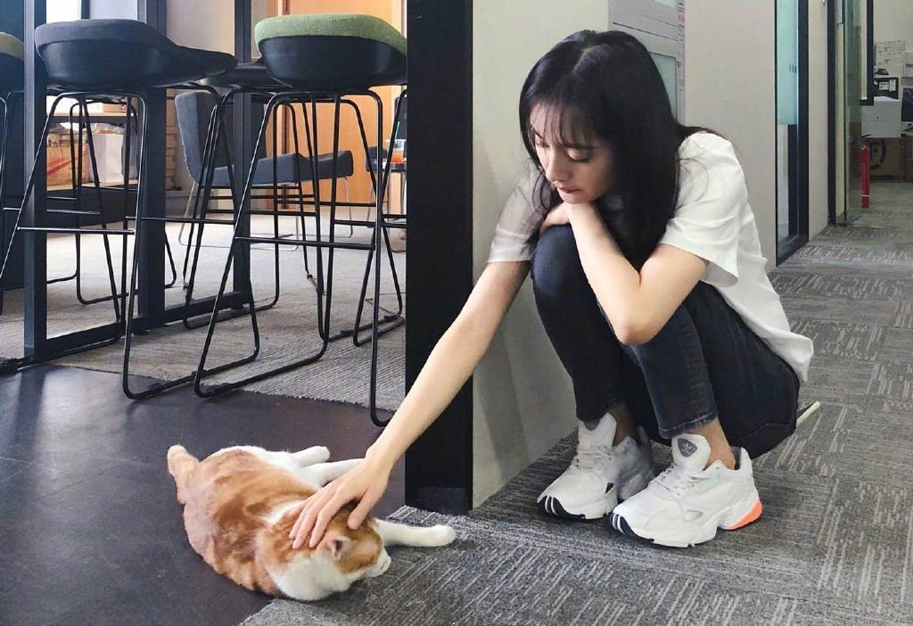 被杨幂的简单私服再次惊艳!小白t配牛仔裤,这么少女哪像32岁