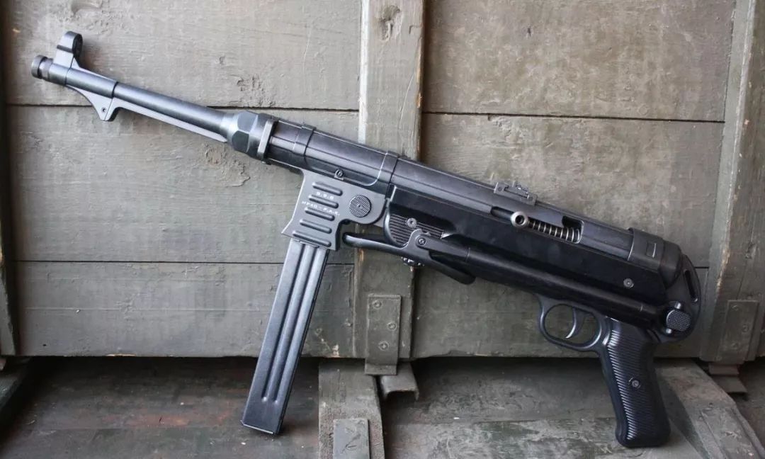 二战大名鼎鼎的mp40冲锋枪,开创了冲锋枪折叠式枪托的时代|武器|冲锋