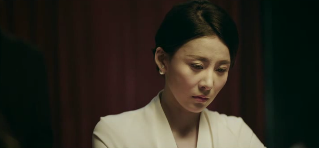 真人世界的结合是这部电影的亮点,而故事的主线围绕两件神秘锦囊展开