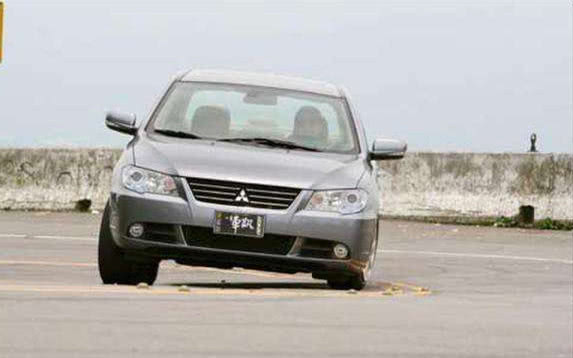 过弯侧倾那叫一个大