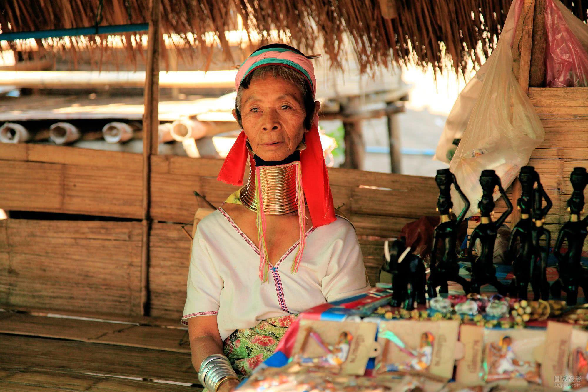 走进神秘长颈族部落取下铜环的样子太可怕