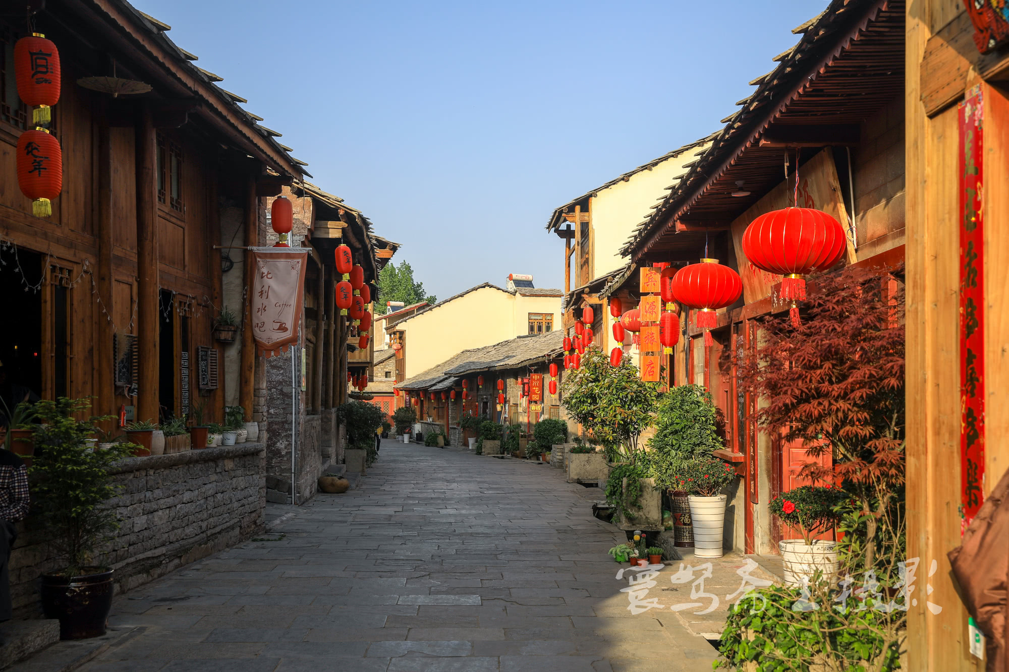 走在宁静古朴的安顺旧州老街上,看看街边那些让人垂涎欲滴的美食